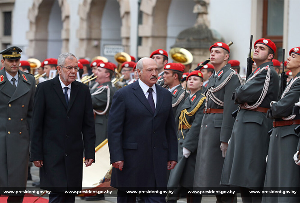 Во время церемонии официальной встречи во внутреннем дворе дворца Хофбург Во время церемонии официальной встречи во внутреннем дворе дворца Хофбург