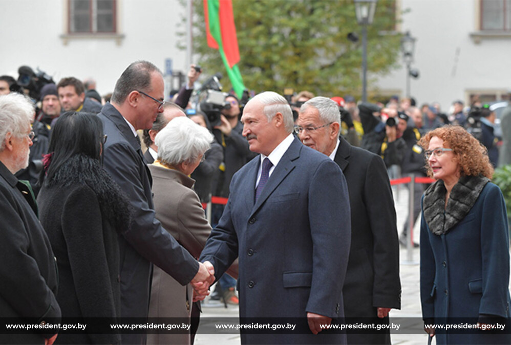 Во время церемонии официальной встречи во внутреннем дворе дворца Хофбург Во время церемонии официальной встречи во внутреннем дворе дворца Хофбург