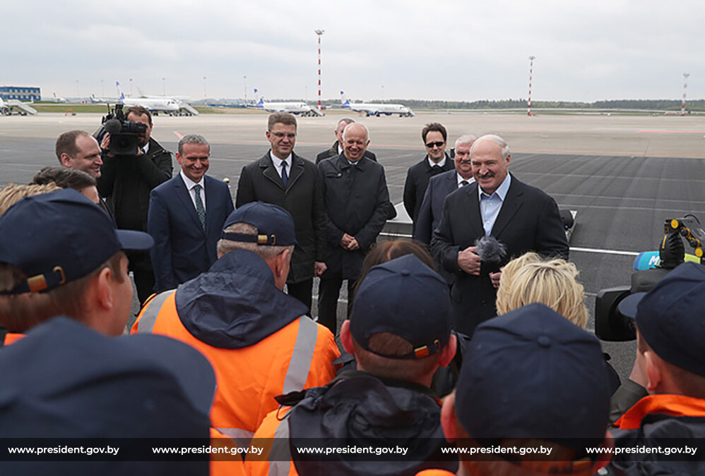 Лукашенко министр транспорта. Самолет.