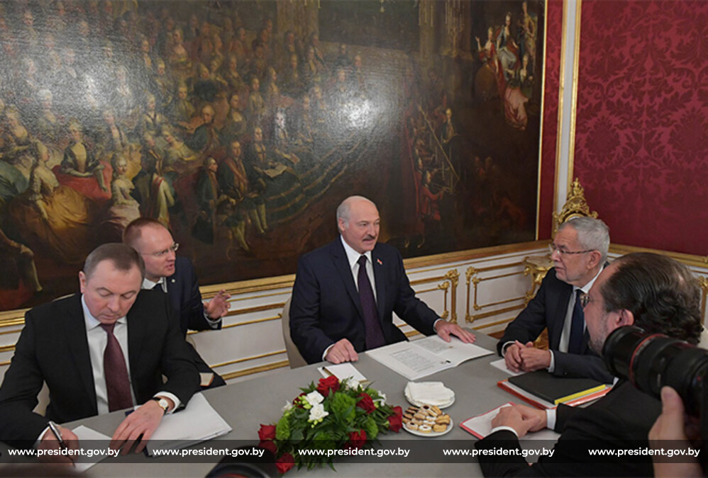 Во время переговоров с Федеральным президентом Австрии Александром Ван дер Белленом в узком составе Во время переговоров с Федеральным президентом Австрии Александром Ван дер Белленом в узком составе