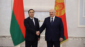 Президент Беларуси Александр Лукашенко и Чрезвычайный и Полномочный Посол Республики Таджикистан в Республике Беларусь Бахтовар Сафарзода
