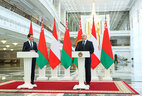 Президент Беларуси Александр Лукашенко и Федеральный канцлер Себастьян Курц во время общения с представителями СМИ