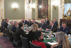 Во время переговоров с Федеральным президентом Австрии Александром Ван дер Белленом в расширенном составе