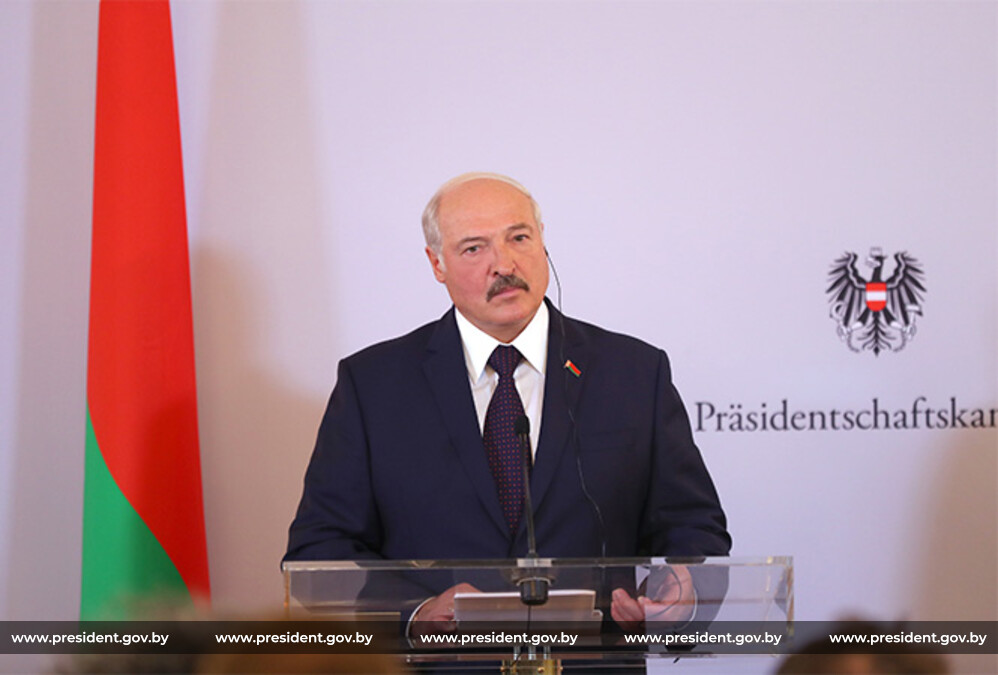 Президент Беларуси Александр Лукашенко во время встречи с представителями СМИ по итогам переговоров Президент Беларуси Александр Лукашенко во время встречи с представителями СМИ по итогам переговоров