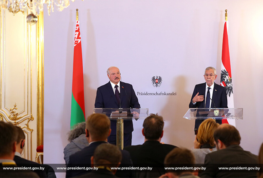 Президент Беларуси Александр Лукашенко и Федеральный президент Австрии Александр Ван дер Беллен во время встречи с представителями СМИ по итогам переговоров Президент Беларуси Александр Лукашенко и Федеральный президент Австрии Александр Ван дер Беллен во время встречи с представителями СМИ по итогам переговоров