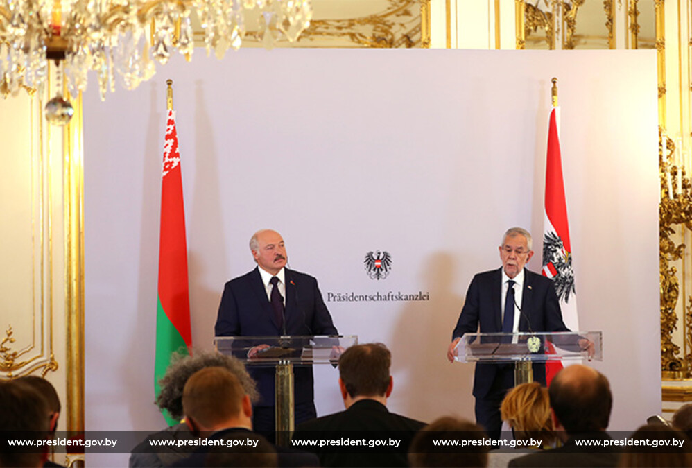 Президент Беларуси Александр Лукашенко и Федеральный президент Австрии Александр Ван дер Беллен во время встречи с представителями СМИ по итогам переговоров Президент Беларуси Александр Лукашенко и Федеральный президент Австрии Александр Ван дер Беллен во время встречи с представителями СМИ по итогам переговоров
