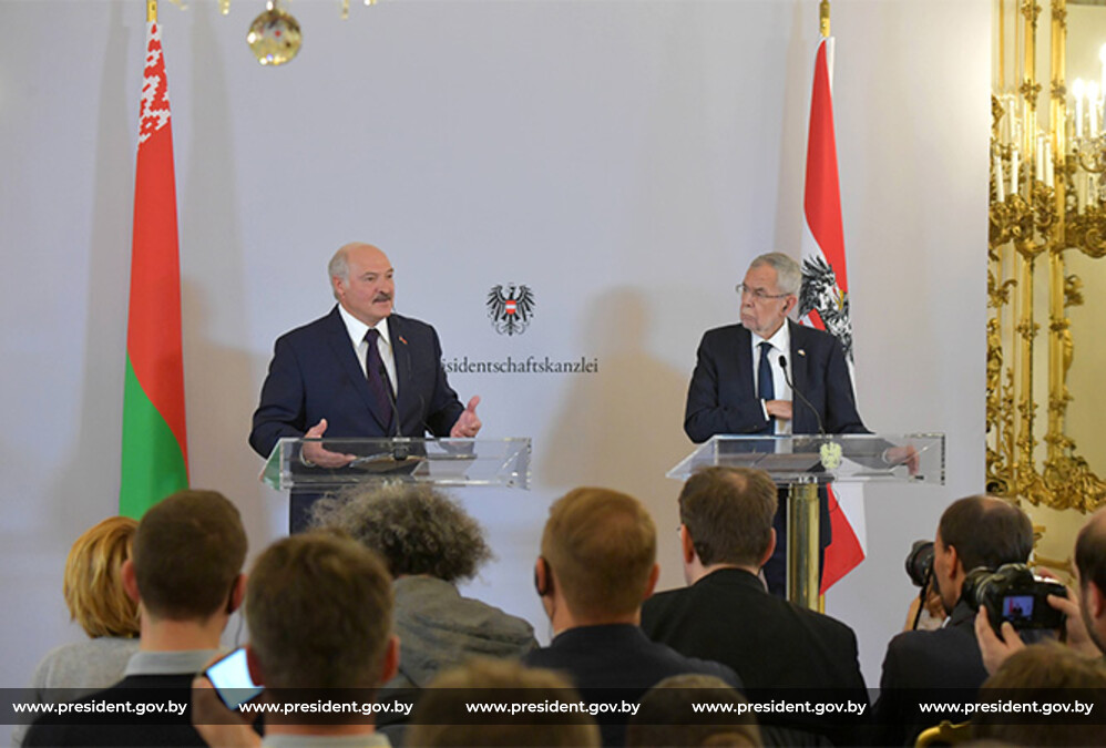 Президент Беларуси Александр Лукашенко и Федеральный президент Австрии Александр Ван дер Беллен во время встречи с представителями СМИ по итогам переговоров Президент Беларуси Александр Лукашенко и Федеральный президент Австрии Александр Ван дер Беллен во время встречи с представителями СМИ по итогам переговоров