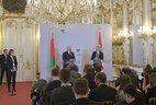 Президент Беларуси Александр Лукашенко и Федеральный президент Австрии Александр Ван дер Беллен во время встречи с представителями СМИ по итогам переговоров
