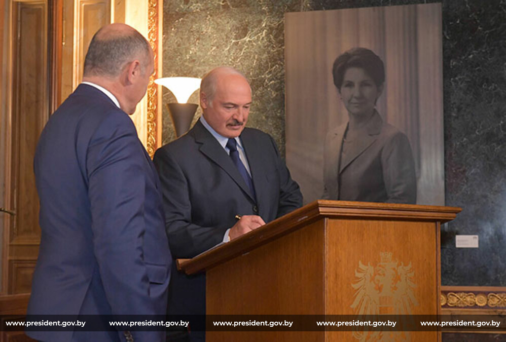 Президент Беларуси Александр Лукашенко оставил запись на белорусском языке в Книге почетных гостей австрийского парламента Президент Беларуси Александр Лукашенко оставил запись на белорусском языке в Книге почетных гостей австрийского парламента