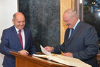 Belarus President Aleksandr Lukashenko made an entry in the Distinguished Visitors’ Book of the Austrian Parliament