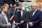 Александр Лукашенко во время ознакомления с экспозицией разработок ведущих компаний - резидентов ПВТ