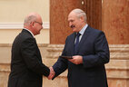 Александр Лукашенко вручает диплом проректору по научной работе БНТУ Александру Маляревичу