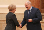 Александр Лукашенко вручает диплом главному научному сотруднику Института генетики и цитологии НАН Надежде Дубовец