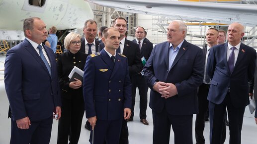 Александр Лукашенко на Минском заводе гражданской авиации №407