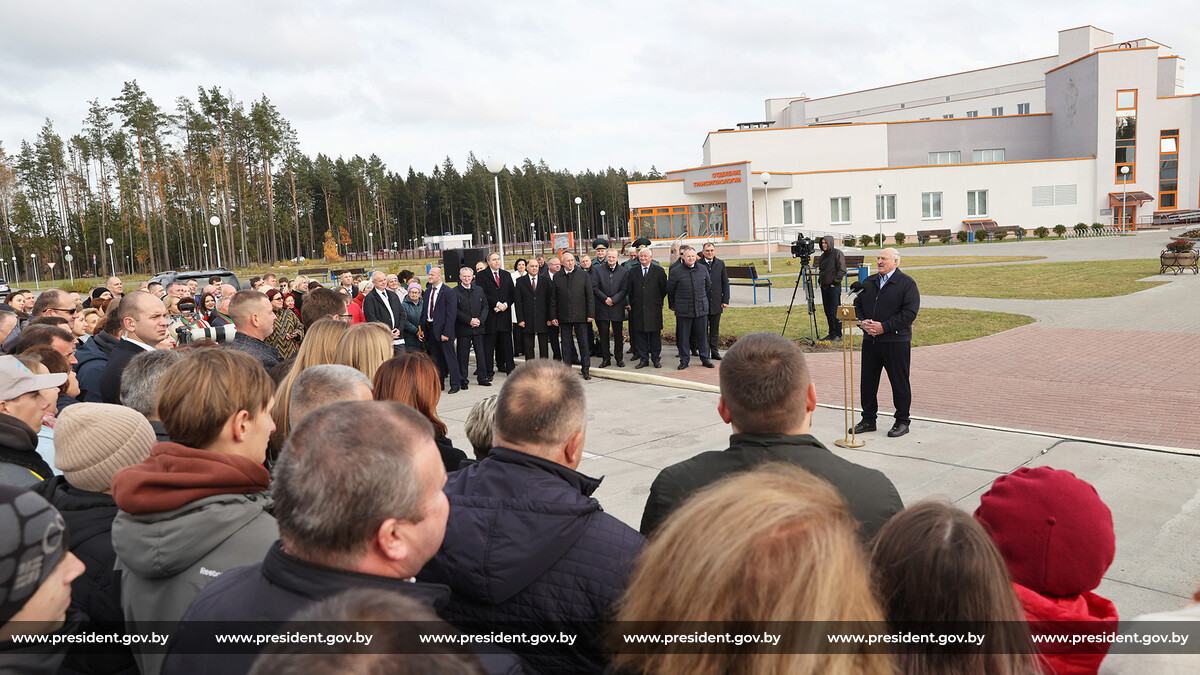 Президент Беларуси, жители Островца, общение Президент Беларуси, жители Островца, общение