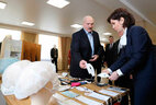 Александр Лукашенко во время посещения предприятия "Славянка"