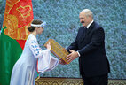 Александру Лукашенко подарили Громничную свечу