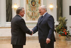 Director General of Minskavtodor-Tsentr Nikolai Matyuk receives the Honored Builder of Belarus title