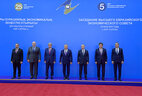 Участники саммита глав государств Евразийского экономического союза во время церемонии фотографирования