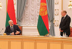 Александр Лукашенко и Председатель Президиума Национальной академии наук Владимир Гусаков