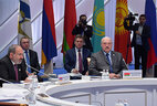 Президент Беларуси Александр Лукашенко во время заседания Высшего Евразийского экономического совета в узком составе