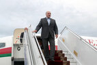 Президент Беларуси Александр Лукашенко прибыл с официальным визитом в Украину. Самолет Главы государства приземлился в международном аэропорту Борисполь