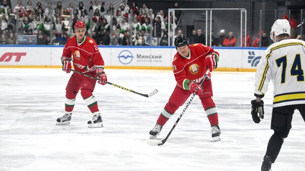 Александр Лукашенко во время матча Лукашенко хоккей