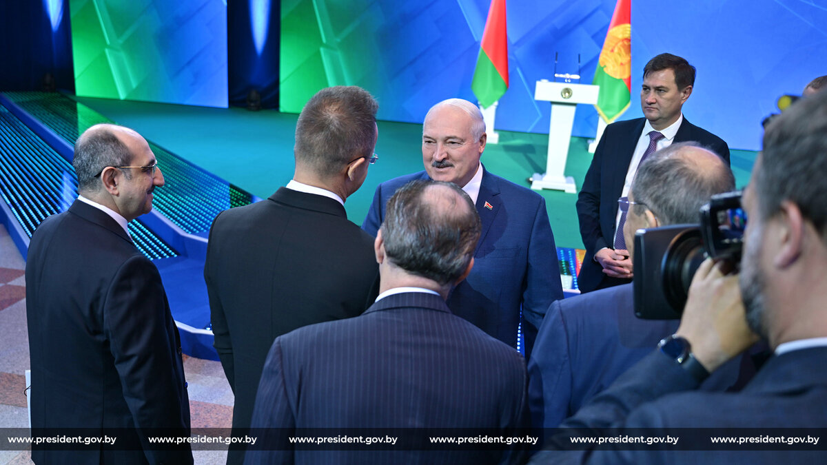 II Минская международная конференция по евразийской безопасности Александр Лукашенко и Петер Сийярто