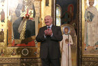 Александр Лукашенко во время посещения храма на территории Свято-Елисаветинского женского монастыря