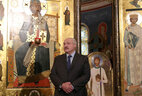 Александр Лукашенко во время посещения храма на территории Свято-Елисаветинского женского монастыря