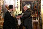 Александр Лукашенко и настоятель храма протоиерей Андрей Лемешонок
