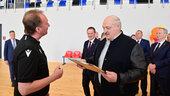 Лукашенко подарок футболистов