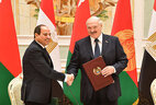 Belarus President Aleksandr Lukashenko and Egypt President Abdel Fattah el-Sisi sign bilateral documents after the talks