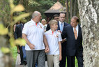 Prime Minister of Pakistan Nawaz Sharif, his spouse and son visited the Ozerny residence of Belarus President Alexander Lukashenko in Minsk District. The Belarusian head of state together with his younger son Nikolai took the guests on an improvised tour of the residence