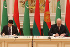 Alexander Lukashenko and Gurbanguly Berdimuhamedov sign a joint statement