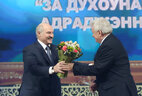 The award is bestowed upon the team of the National Academic Bolshoi Opera and Ballet Theater of the Republic of Belarus. Alexander Lukashenko presents the award to Yuri Troyan, creative director of the ballet company