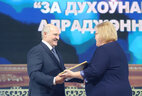 The award is conferred on the staff of the National Care Home for War and Labor Veterans. Alexander Lukashenko presents the award to director Lyudmila Sharai