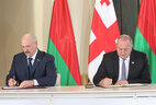 Belarus President Alexander Lukashenko and Georgia President Giorgi Margvelashvili sign bilateral documents