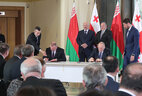 Belarus President Alexander Lukashenko and Georgia President Giorgi Margvelashvili during the signing of bilateral documents