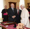 Президент Беларуси Александр Лукашенко и Папа Римский Франциск обменялись подарками