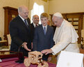 Президент Беларуси Александр Лукашенко и Папа Римский Франциск обменялись подарками