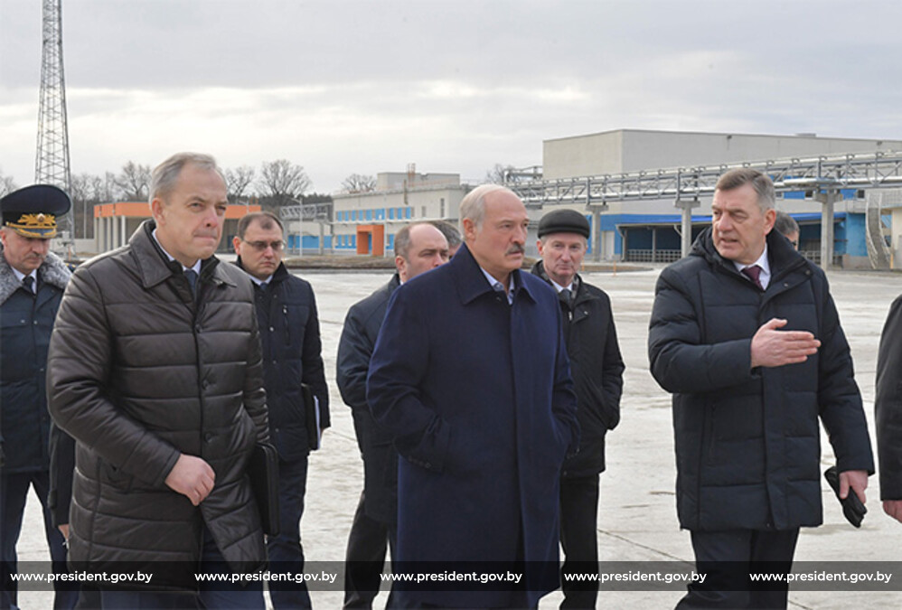 Александр Лукашенко во время посещения Добрушской бумажной фабрики "Герой труда" Александр Лукашенко во время посещения Добрушской бумажной фабрики "Герой труда"