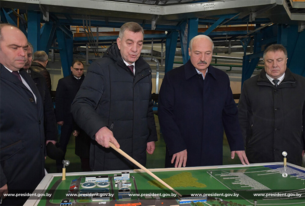 Александр Лукашенко во время посещения Добрушской бумажной фабрики "Герой труда" Александр Лукашенко во время посещения Добрушской бумажной фабрики "Герой труда"