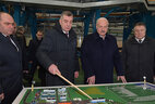 Александр Лукашенко во время посещения Добрушской бумажной фабрики "Герой труда"