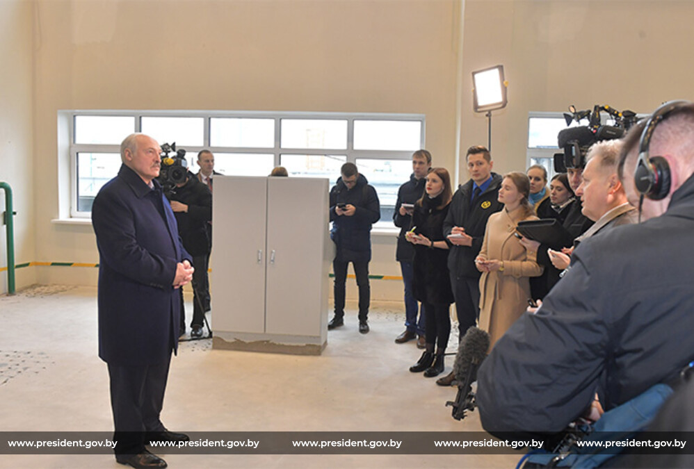 Александр Лукашенко во время посещения Добрушской бумажной фабрики "Герой труда" Александр Лукашенко во время посещения Добрушской бумажной фабрики "Герой труда"