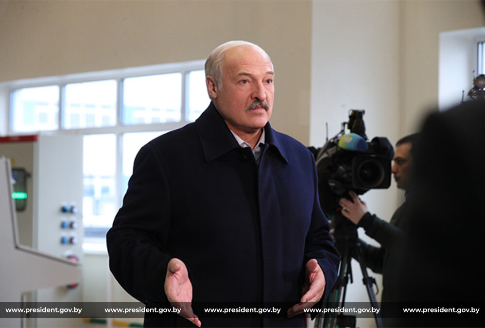 Александр Лукашенко во время посещения Добрушской бумажной фабрики "Герой труда" Александр Лукашенко во время посещения Добрушской бумажной фабрики "Герой труда"