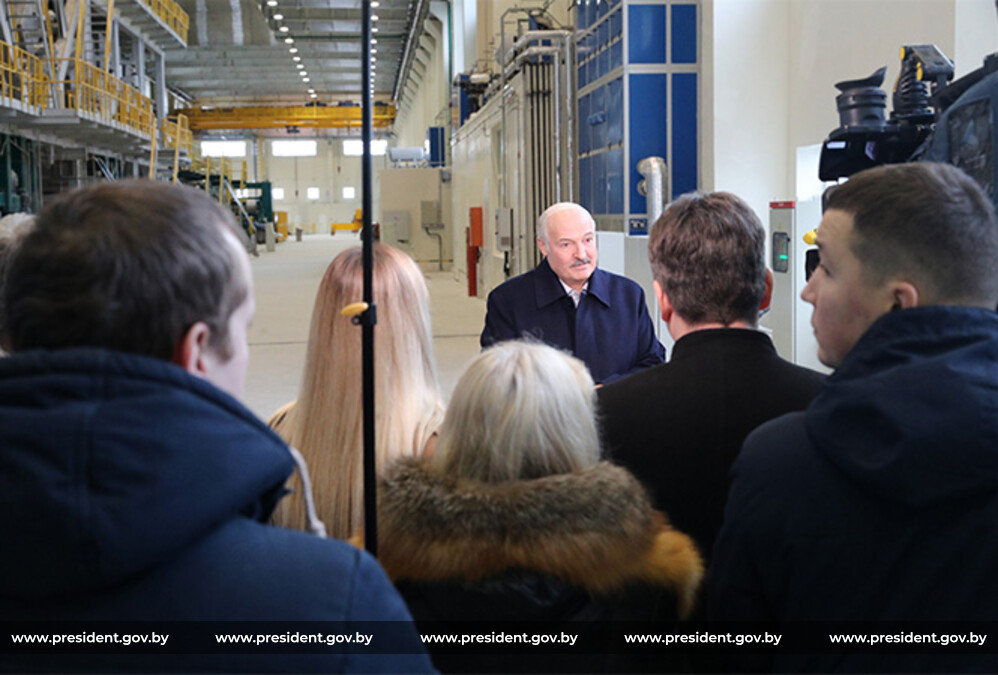 Александр Лукашенко во время посещения Добрушской бумажной фабрики "Герой труда" Александр Лукашенко во время посещения Добрушской бумажной фабрики "Герой труда"