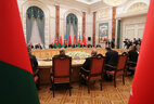 Во время переговоров с Президентом Азербайджана Ильхамом Алиевым в расширенном составе