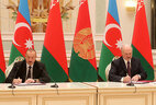 Президенты Беларуси и Азербайджана Александр Лукашенко и Ильхам Алиев во время подписания совместного заявления