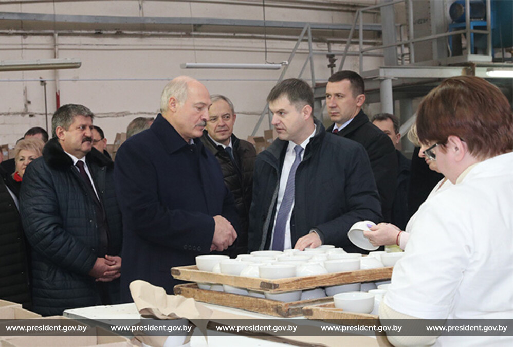 Александр Лукашенко во время посещения Добрушского фарфорового завода Александр Лукашенко во время посещения Добрушского фарфорового завода